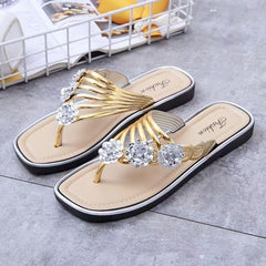 AURAVIVA - NUOVI SANDALI PIATTI ESTIVI TRASPIRANTI DA DONNA COLOR ARGENTO, INFRADITO CASUAL CON SUOLA IN PVC E FIORI DI STRASS.